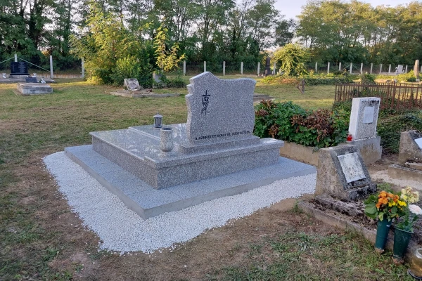 Különleges formájú gránit sírkő faragás