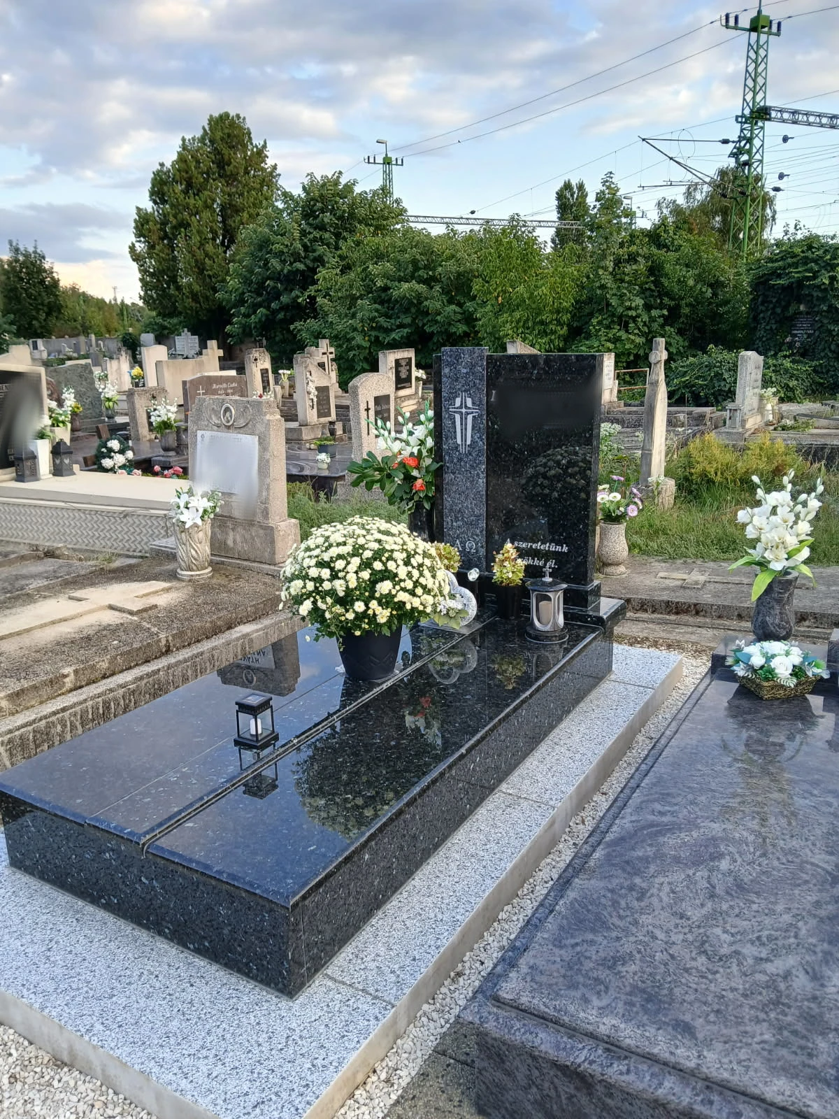 Gránit sírkő faragás és egyedi síremlék készítés