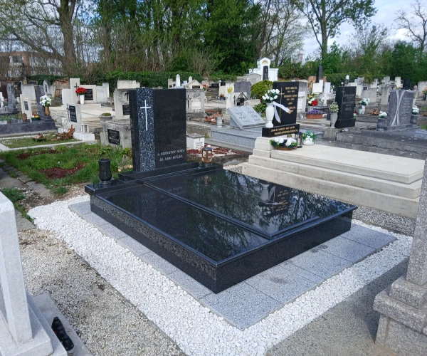 Elegáns fekete gránit sírkő egyedi felirattal