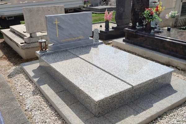 Világos színű gránit sírkő modern stílusban