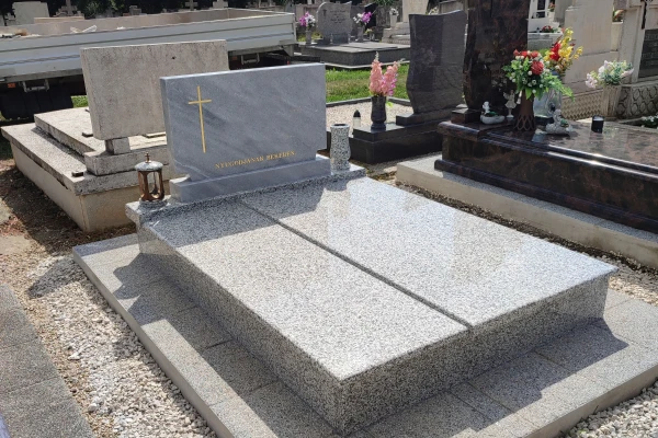 Másfél személyes gránit sírkő kivitelezés