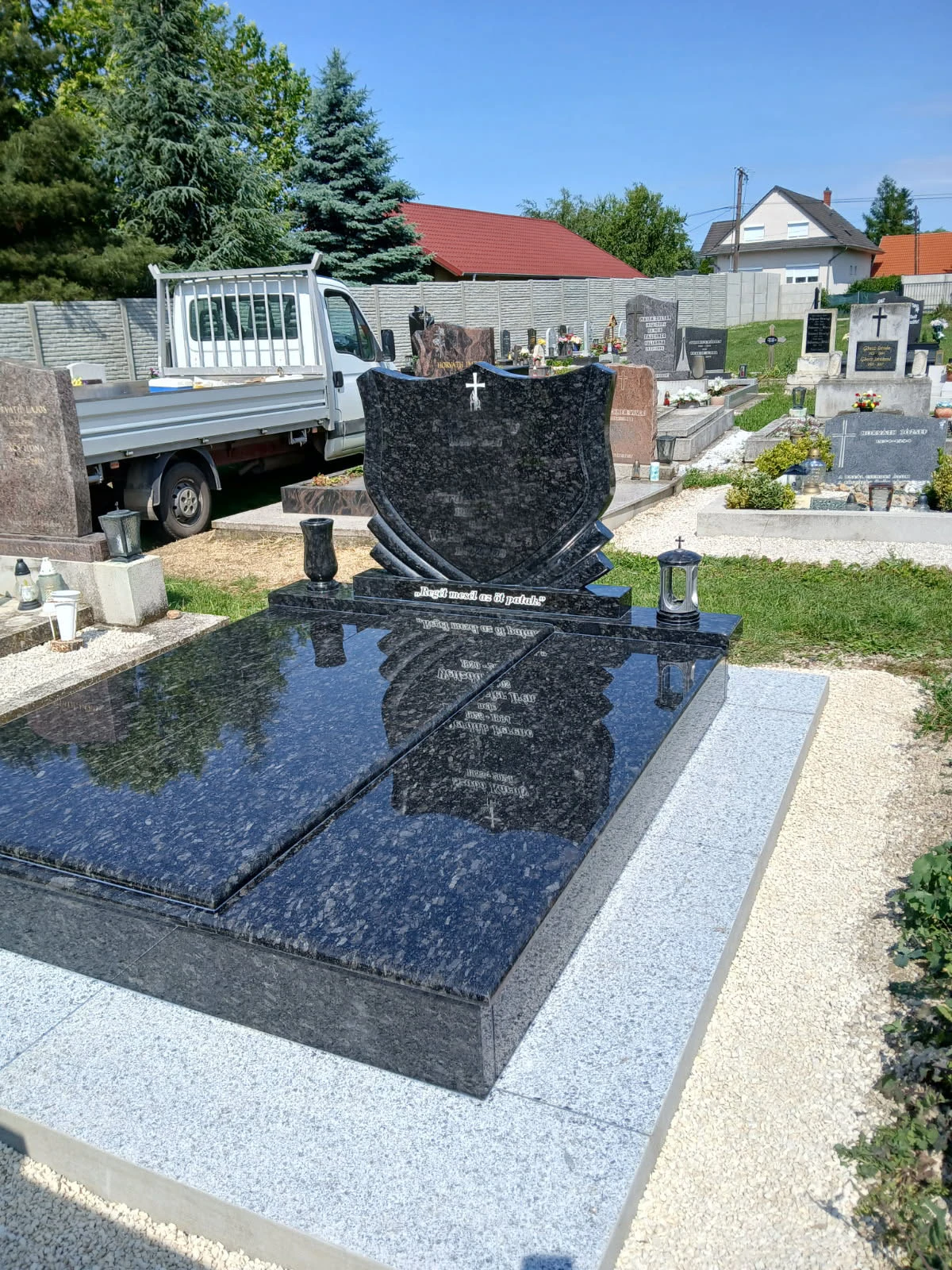 Gránit síremlék bemutató Szakács Sírkő telephely