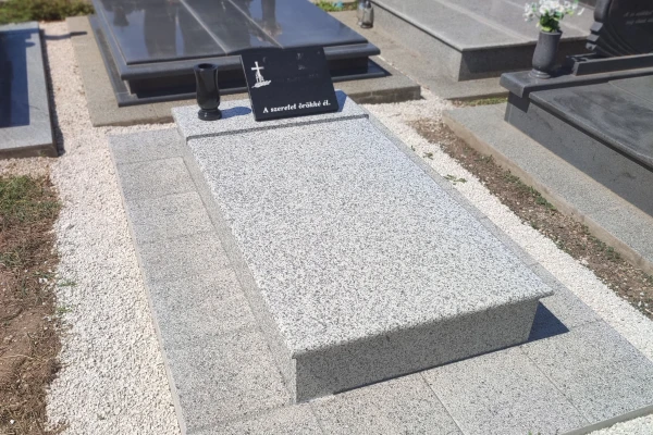 Egyszemélyes gránit sírkő gránit vázával