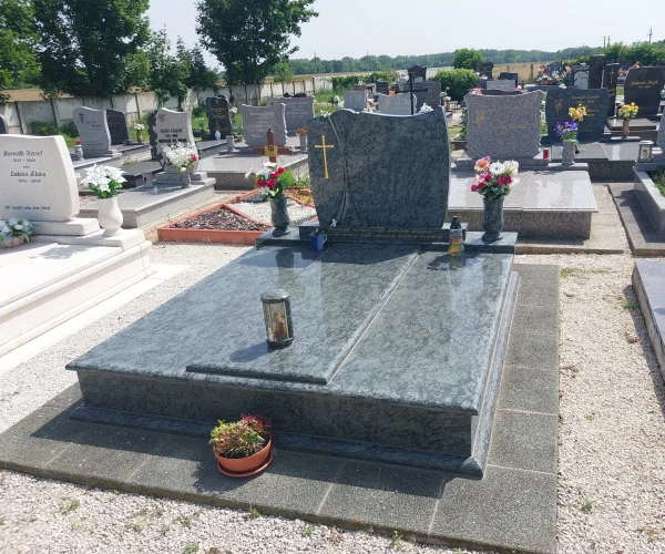 Gránit sírkő kihelyezése temetőben