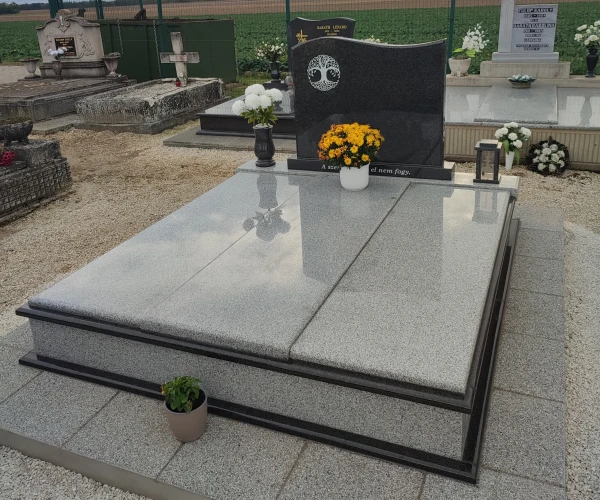 Elegáns gránit síremlék díszítéssel