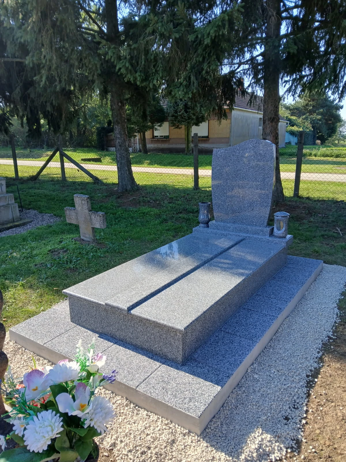 Minőségi gránit sírkő készítés egyedi igények szerint